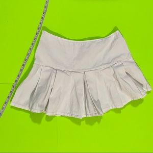 White Pleated Short Skirt Women Size Large with side zipper Mini to Midi Length